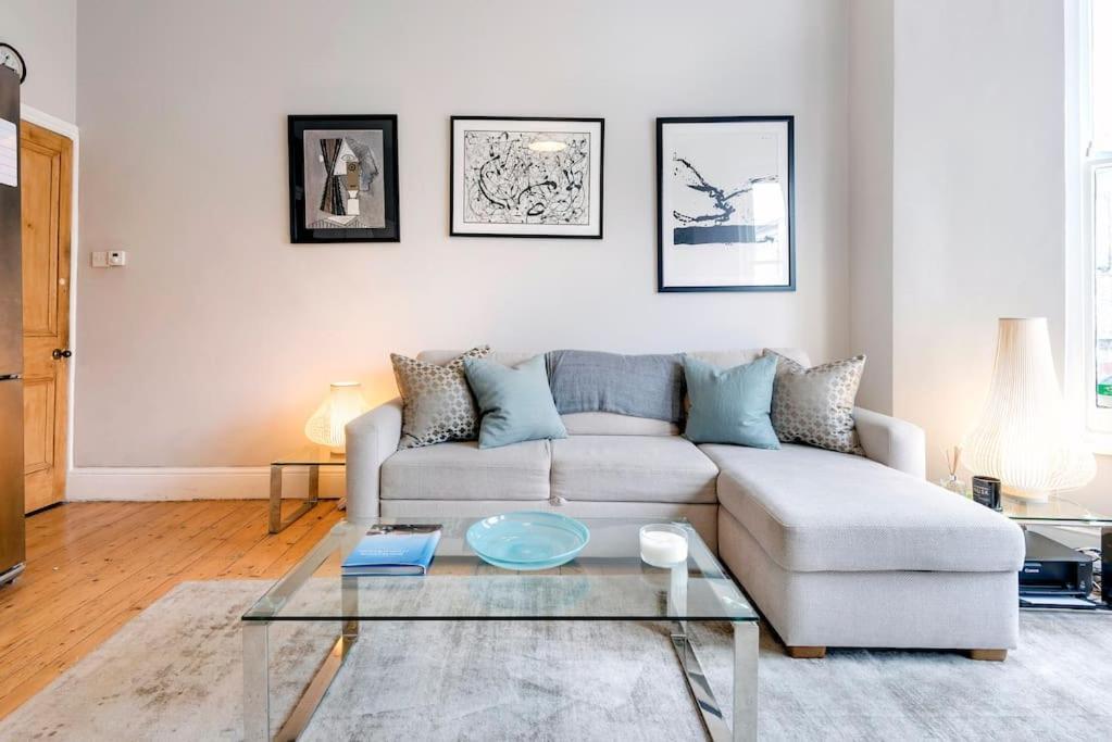 Contemporary Clapham Living Apartment London Exterior photo